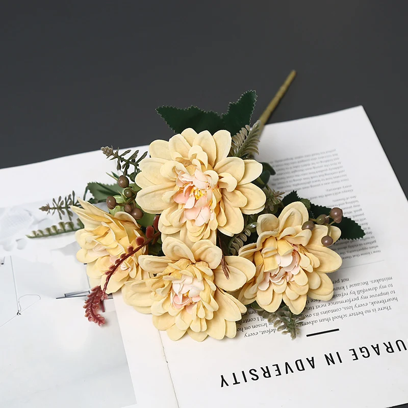 Dekorative Blumenarrangement für die Innendekoration