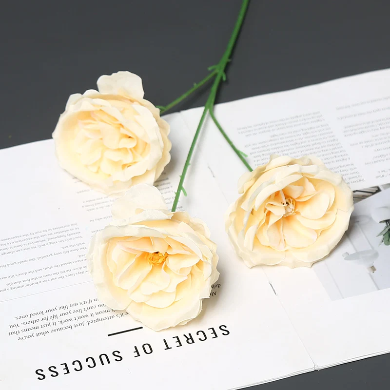 Elegante Seidenblume mit Stiel für die Wohnkultur dekorieren