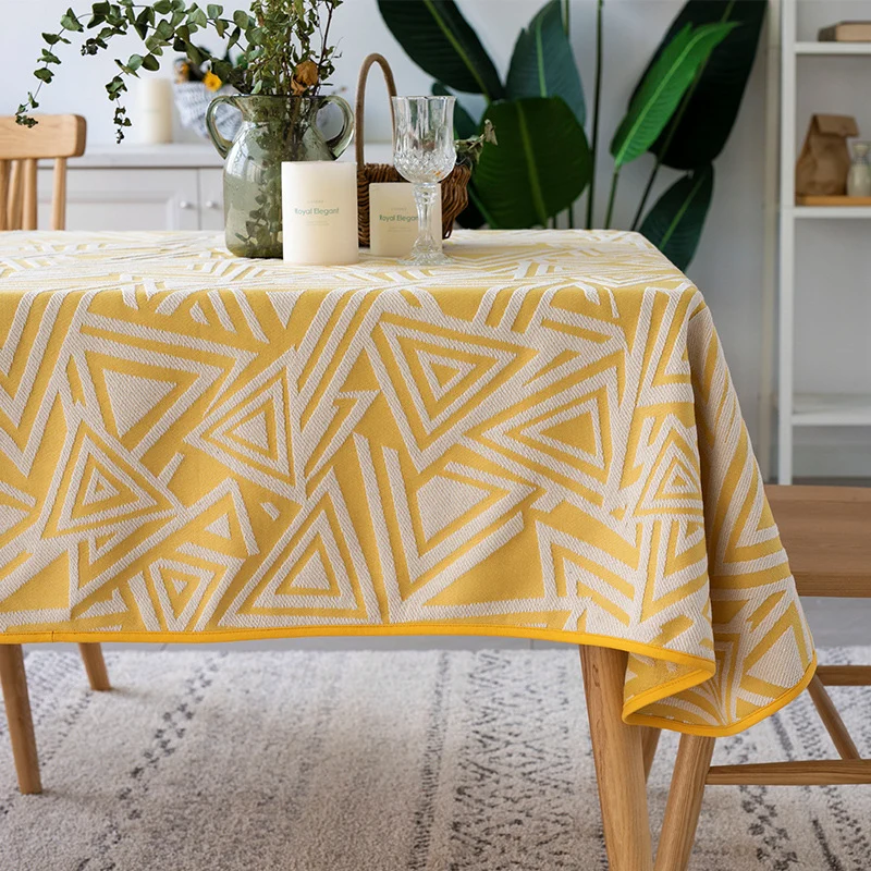 Gewebte Jacquard‑Tischdecke mit geometrischem Dreiecks‑Muster und pflegeleichter Baumwollmischung