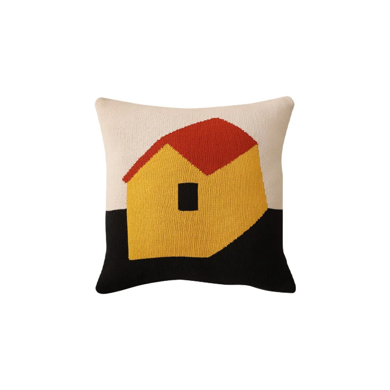 Geometrisches Strickkissen mit Dreiecksmuster und Logo-Patch