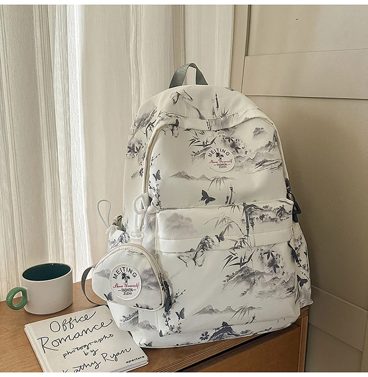 Schulrucksack mit künstlerischem Blumenmuster