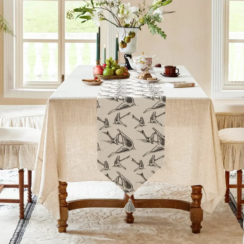 Eleganter Leinen-Tischläufer mit Quasten und dekorativem Druck