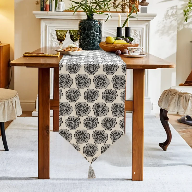 Eleganter Leinen-Tischläufer mit Quasten und dekorativem Druck