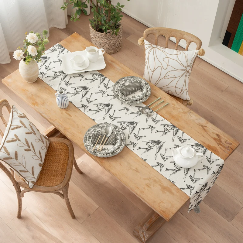 Eleganter Leinen-Tischläufer mit Quasten und dekorativem Druck