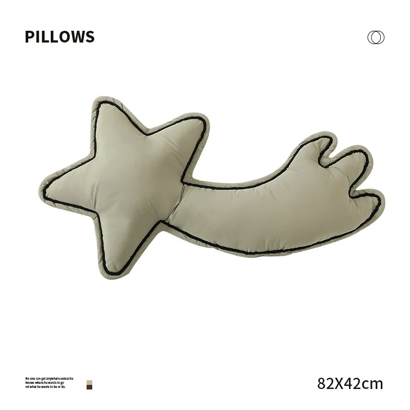 Dekoratives Stern-Kuschelkissen mit Schweif und gesteppter Kedernaht