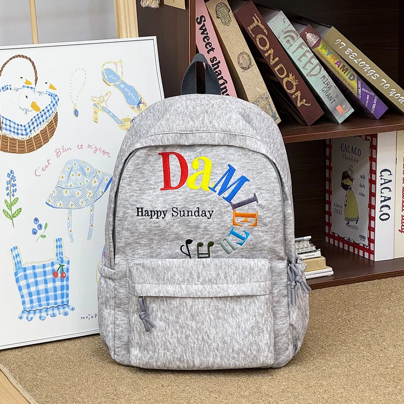 Lässiger Schulrucksack mit grafischer Stickerei