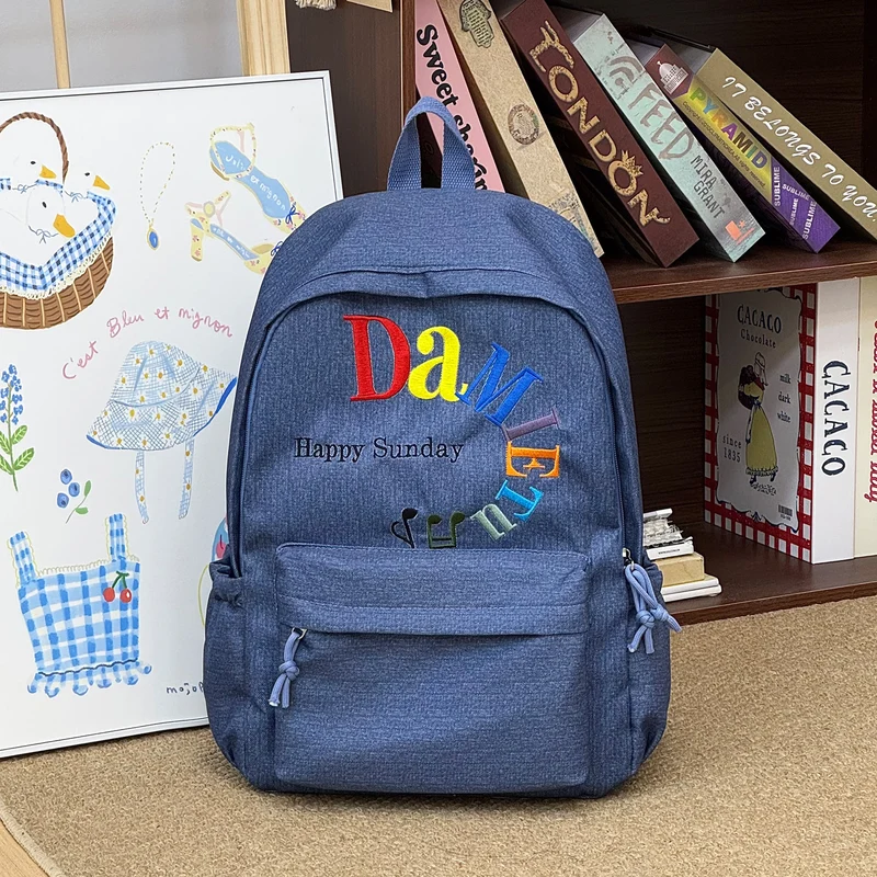 Lässiger Schulrucksack mit grafischer Stickerei
