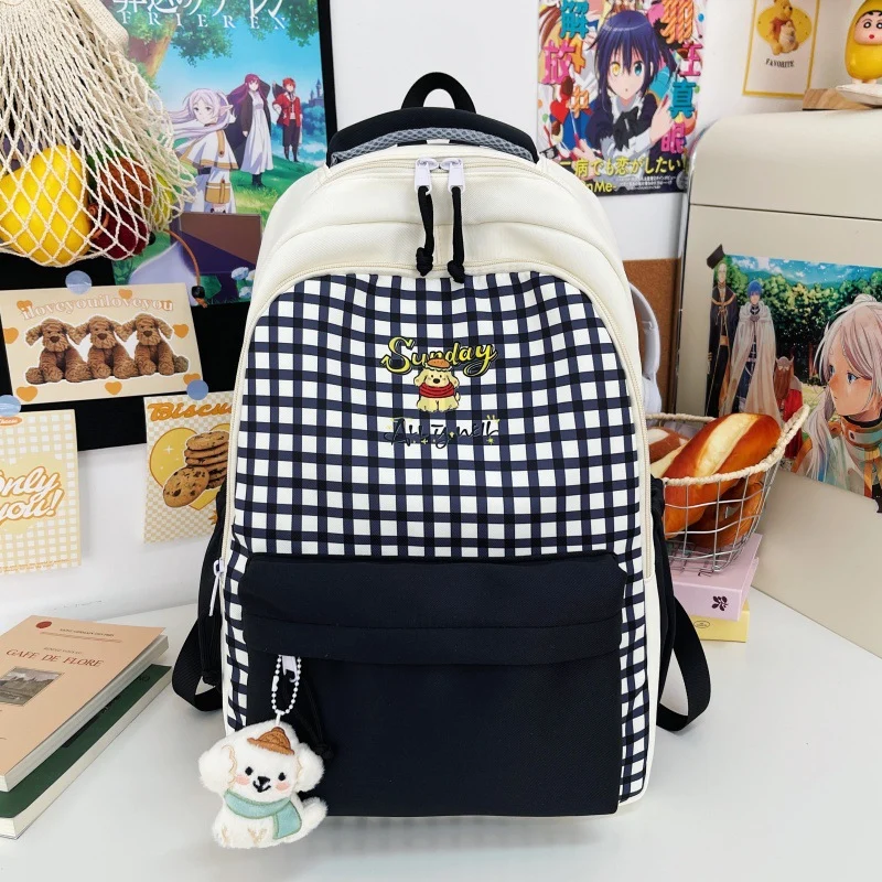 Schulrucksack mit Karomuster und mehreren Fächern