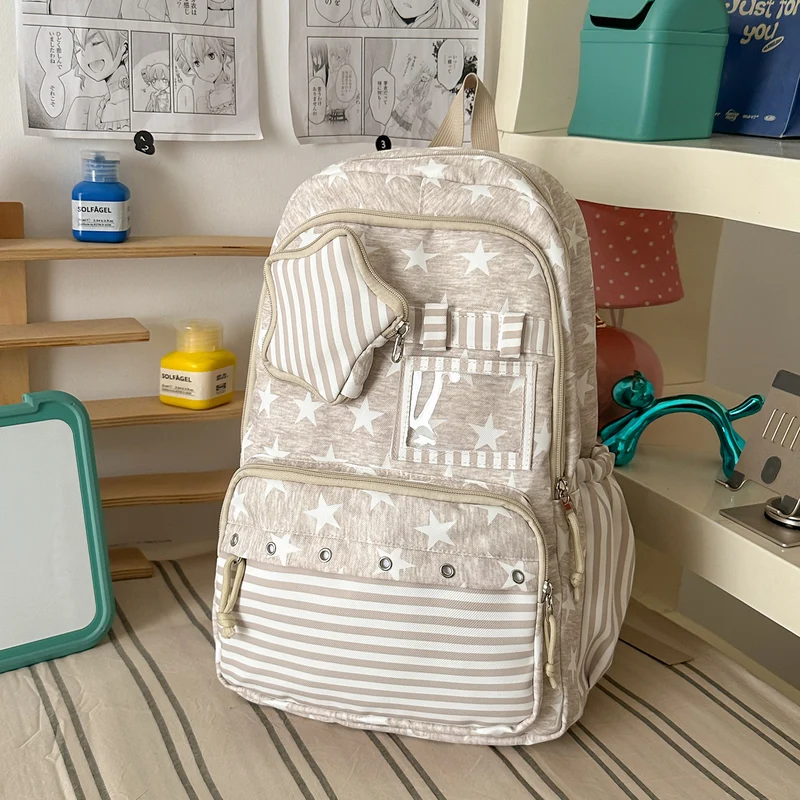 Charmanter Schulrucksack mit Sternenapplikationen