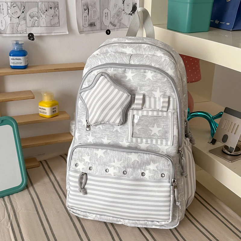 Charmanter Schulrucksack mit Sternenapplikationen