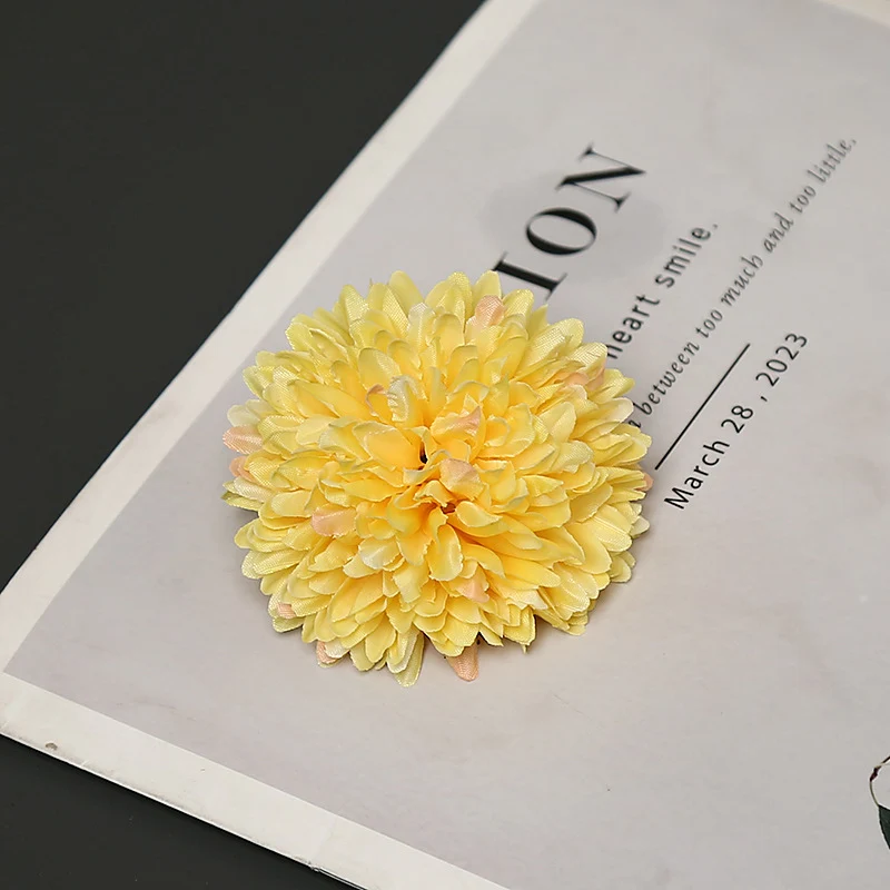 Elegante Chrysanthemen Blüten Haarschmuck
