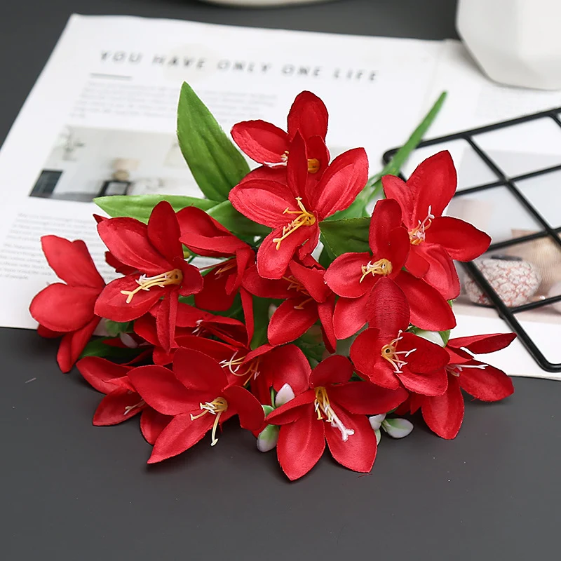 Dekorativer realistischer Blumenstrauß für die Wohnkultur