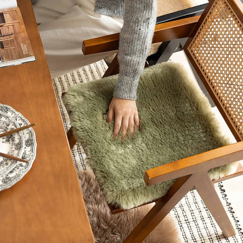Kompakte Kunstfell-Umhängetasche mit Chevronstruktur und schmalen Trägern