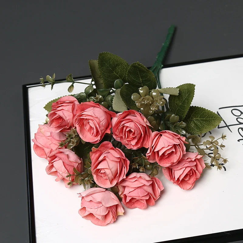 Kunstblumenstrauß für die Innendekoration