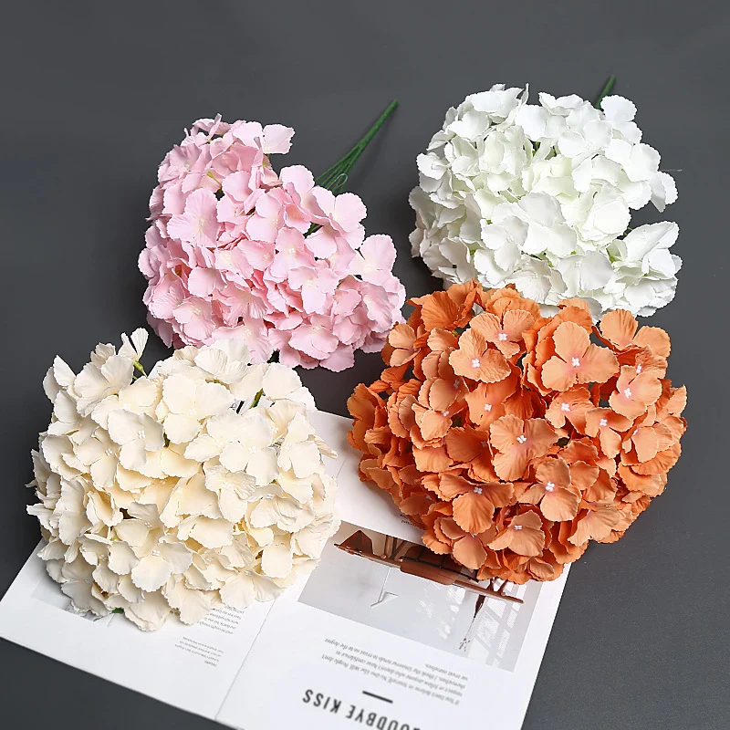 Künstliches Blumenarrangement für die Innenausstellung