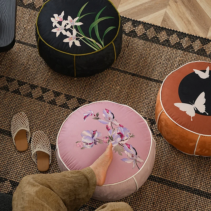 Runder Meditations- und Sitzpouf mit Orchideen-Print und dekorativer Paspelierung