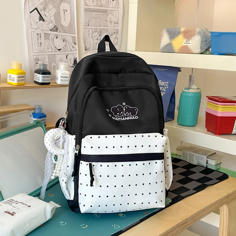 Charmanter Schulrucksack mit vielen Fächern