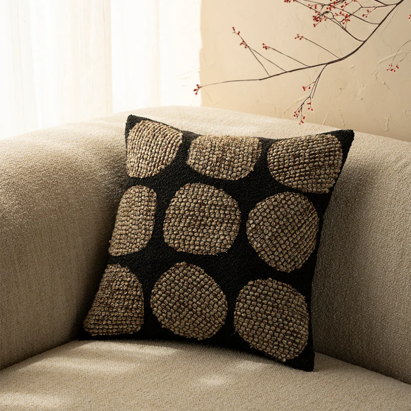 Zierkissenbezug aus strukturierter Bouclé‑Webtechnik mit erhabenen Rundapplikationen