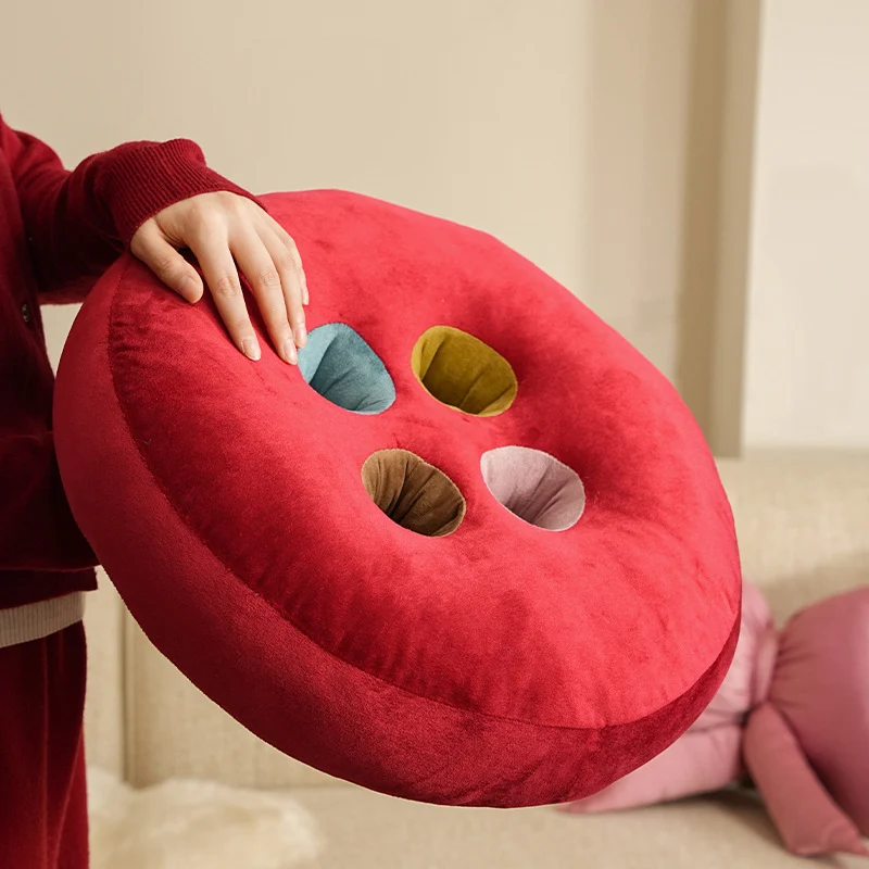 Runder Bodensitzpouf im Knopf‑Design mit Samtbezug, farbigen Ösen und formstabilem Schaumkern