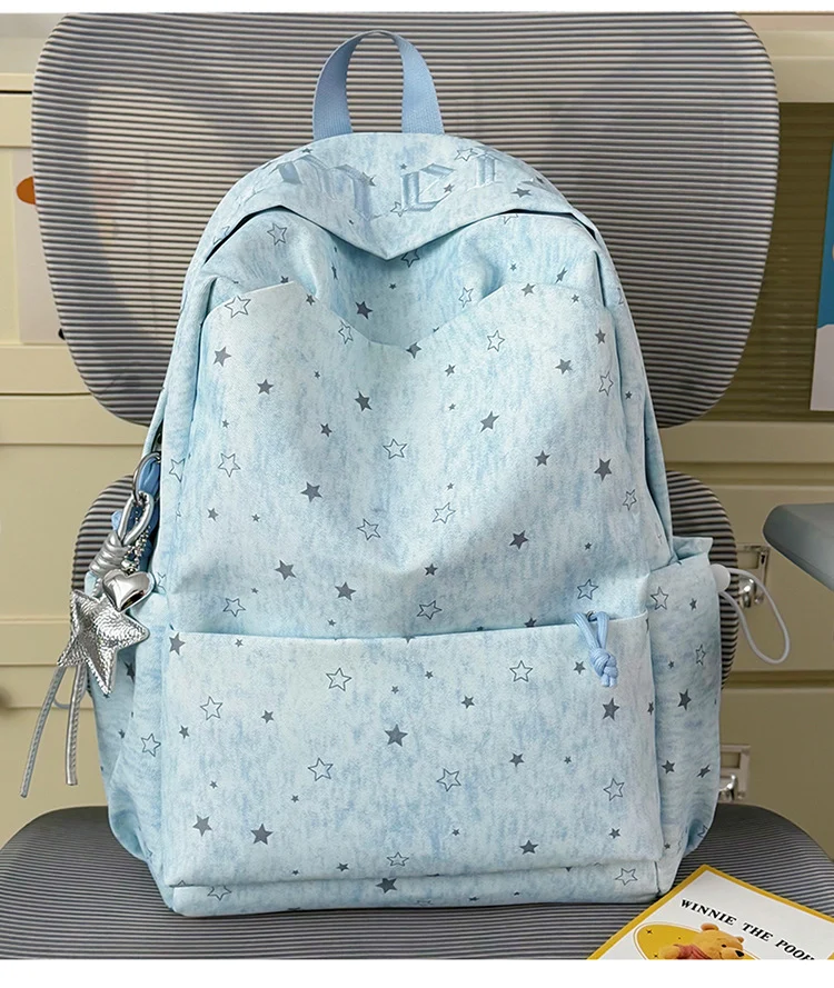 Schulrucksack mit Sternenmuster und mehreren Fächern