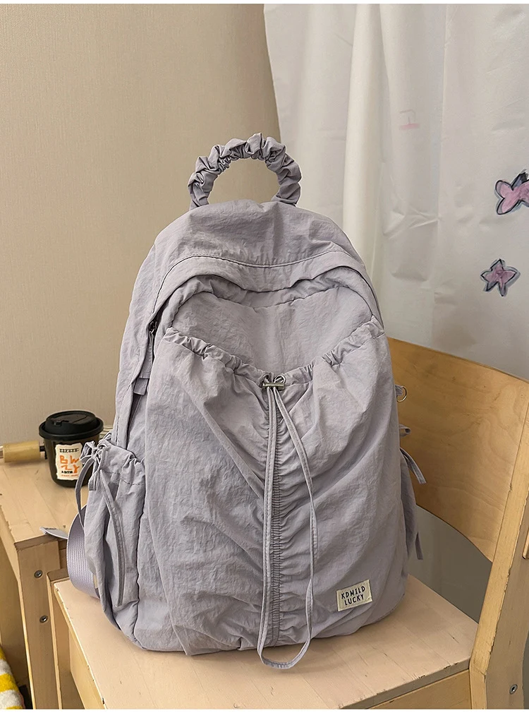 Klassischer Schulrucksack aus geknittertem Stoff