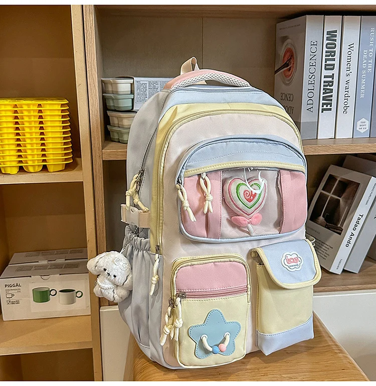 Schulrucksack mit mehreren Fächern und Charakterdesign