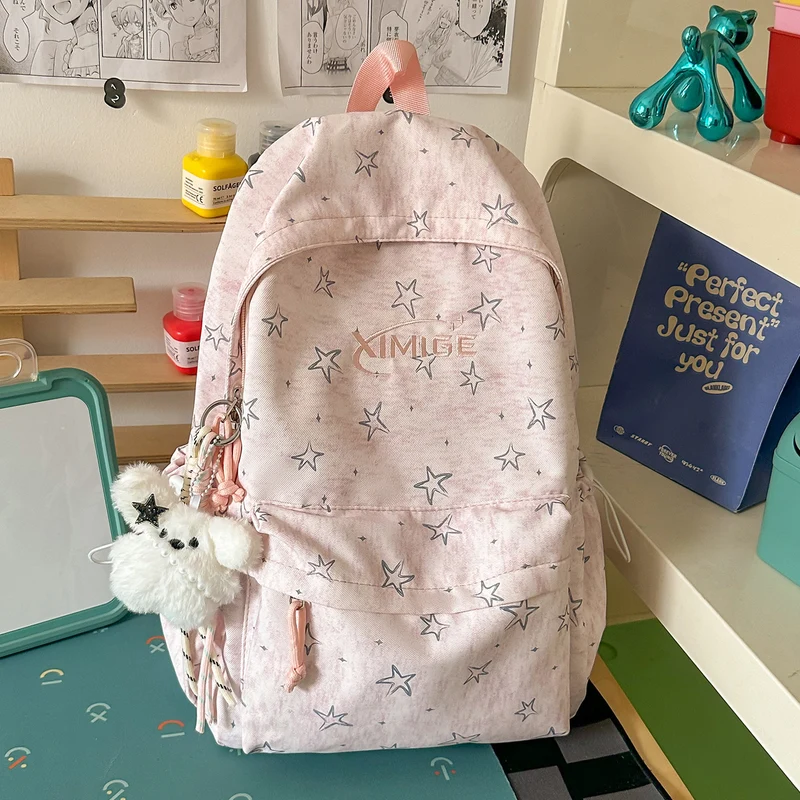 Stylischer Schulrucksack mit Sternenapplikationen