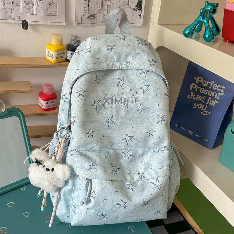 Stylischer Schulrucksack mit Sternenapplikationen