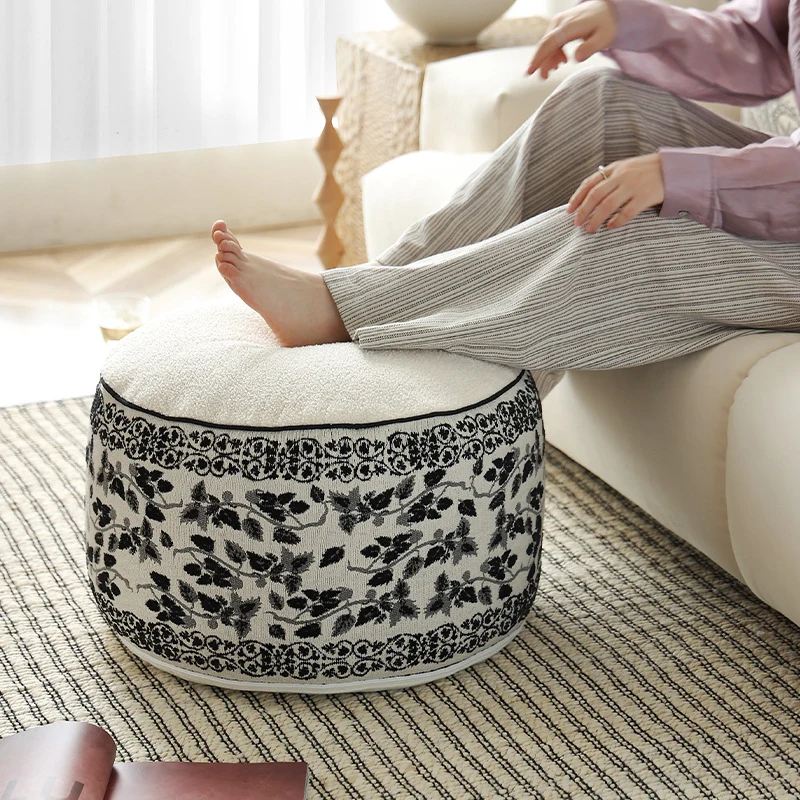 Sitzpouf mit gestepptem Teddy‑Bezug und floraler Jacquard‑Bordüre