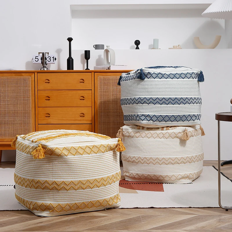 Geflochtener quadratischer Bodensitzpouf mit Quasten und gewebtem Ethno‑Muster