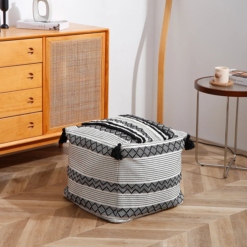 Geflochtener quadratischer Bodensitzpouf mit Quasten und gewebtem Ethno‑Muster