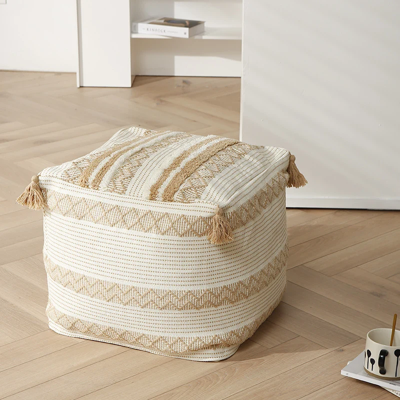 Geflochtener quadratischer Bodensitzpouf mit Quasten und gewebtem Ethno‑Muster