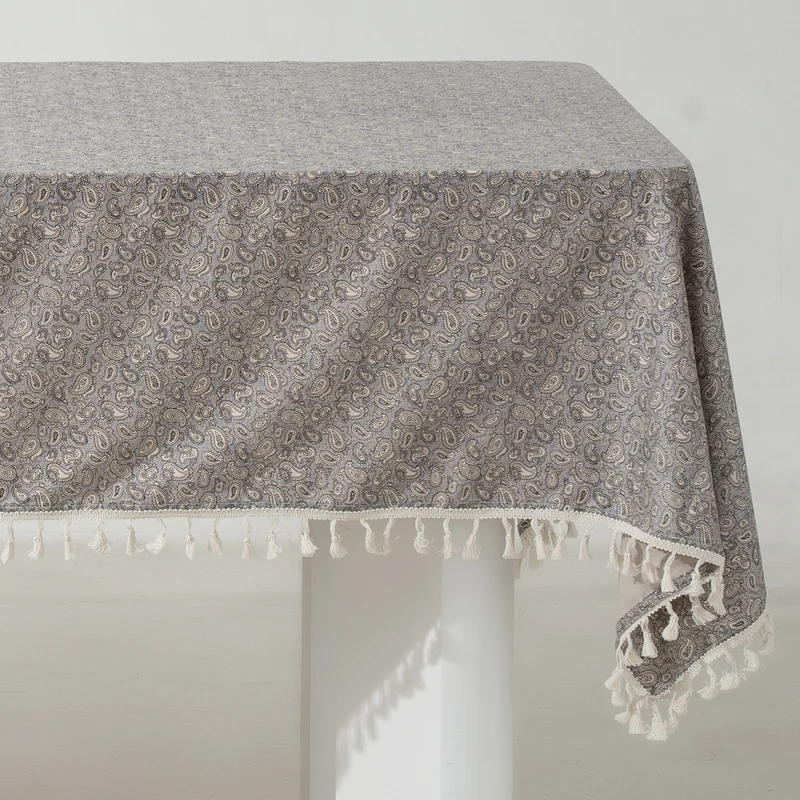 Rechteckige Tischdecke aus Baumwoll-Leinenmischung mit zartem Blumenprint und Quasten
