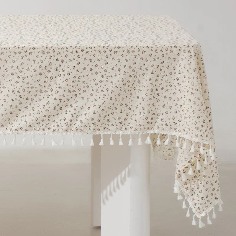 Rechteckige Tischdecke aus Baumwoll-Leinenmischung mit zartem Blumenprint und Quasten