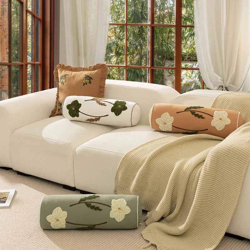 Bolster-Kissen mit handgesticktem Blumenmotiv und dekorativer Paspel