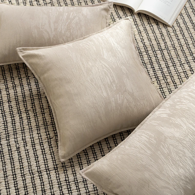 Quadratisches Zierkissen mit strukturierter Jacquard‑Oberfläche und Kedernaht