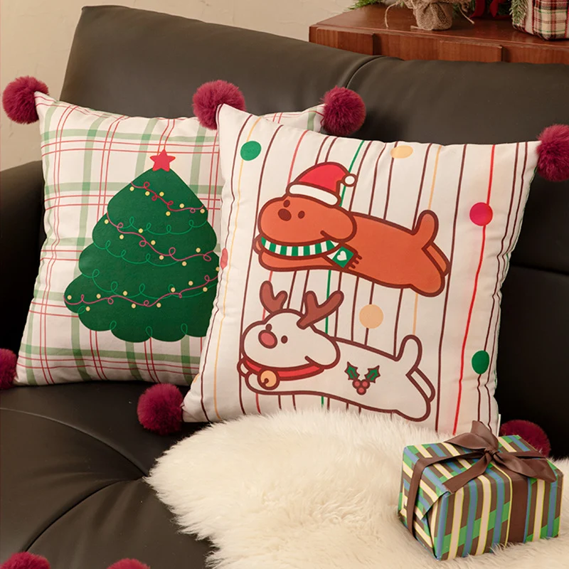 Quadratisches Weihnachts-Dekokissen mit Bommel-Ecken und bedrucktem Hunde-Motiv