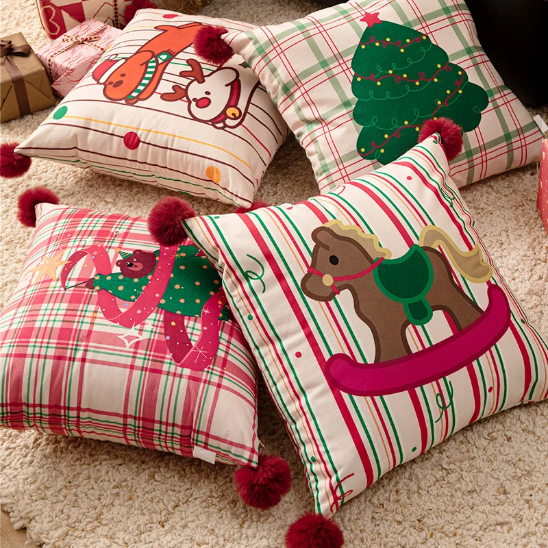 Quadratisches Weihnachts-Dekokissen mit Bommel-Ecken und bedrucktem Hunde-Motiv