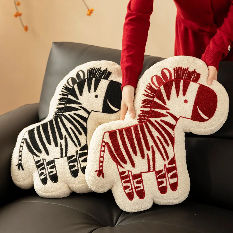 Geformtes Kinderzimmer-Dekokissen aus Teddyfleece mit gesticktem Zebra-Motiv und konturierter Silhouette