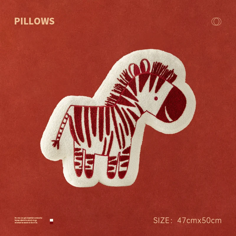Geformtes Kinderzimmer-Dekokissen aus Teddyfleece mit gesticktem Zebra-Motiv und konturierter Silhouette