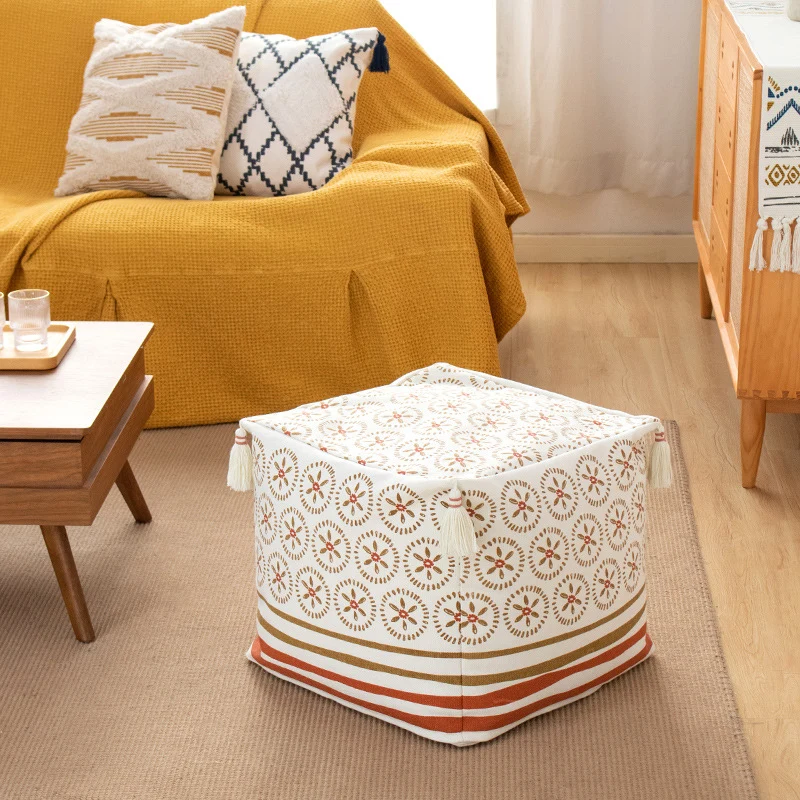 Quadratischer Pouf‑Sitzwürfel aus Baumwollmischgewebe mit Boho‑Stickerei und Quasten