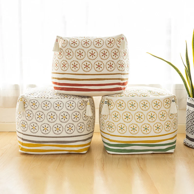 Quadratischer Pouf‑Sitzwürfel aus Baumwollmischgewebe mit Boho‑Stickerei und Quasten