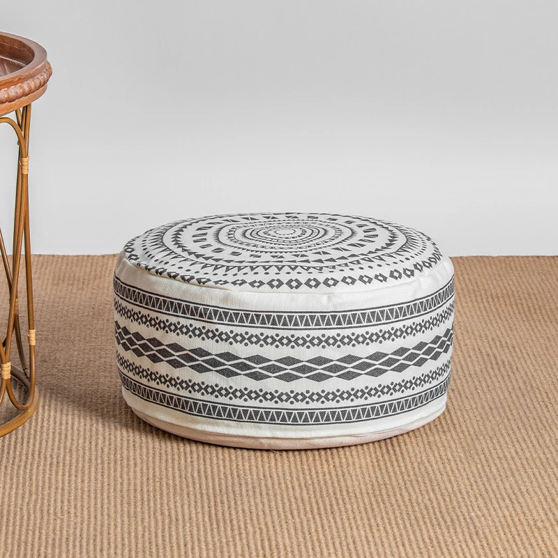 Runder gepolsterter Sitzpouf mit ethnischem Jacquardmuster und robustem Canvasbezug