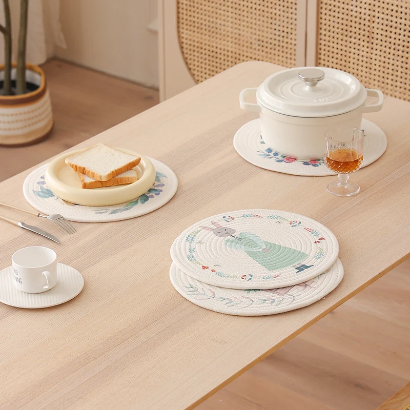 Runde gesteppte Tischset-Platzmatte aus Baumwollmix mit kindlichem Nashorn‑Print