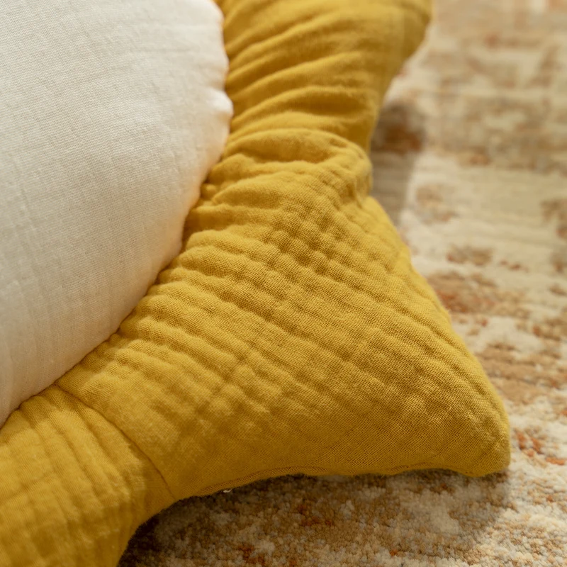 Kuschelstern-Dekokissen für Kinder mit Stickgesicht und Plüschfüßen