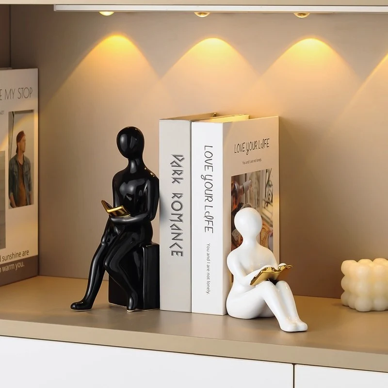 Künstlerische sitzende Figur für die Heimanzeige