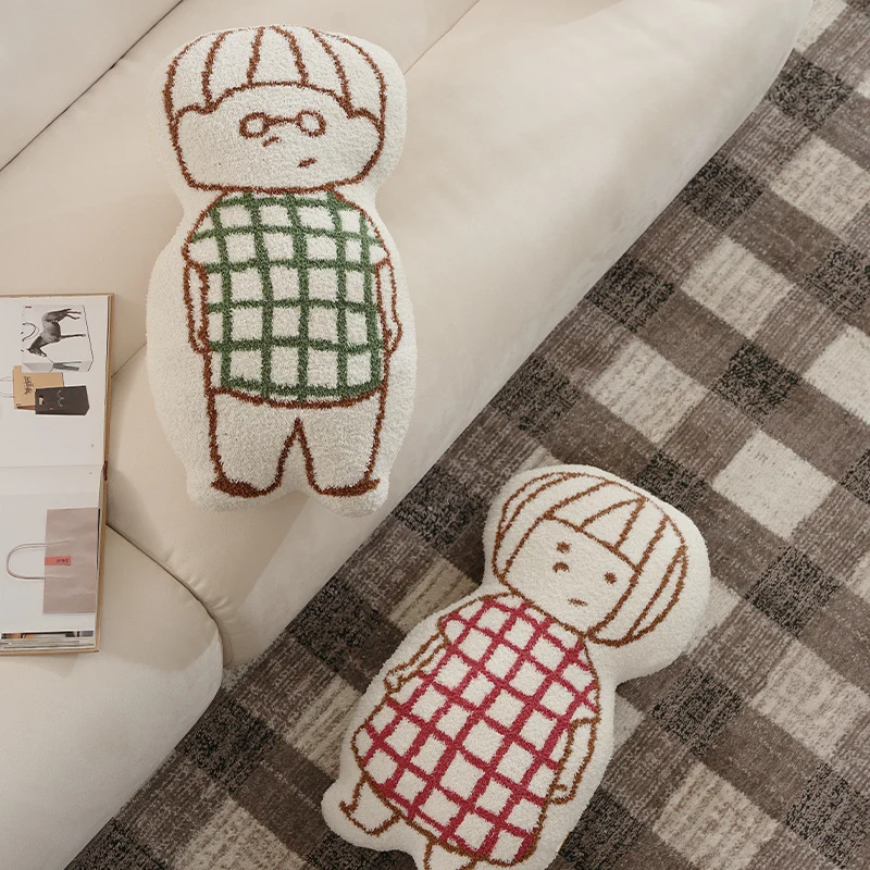 Puppenförmiges Dekokissen mit Chenillestruktur und karierter Stickerei