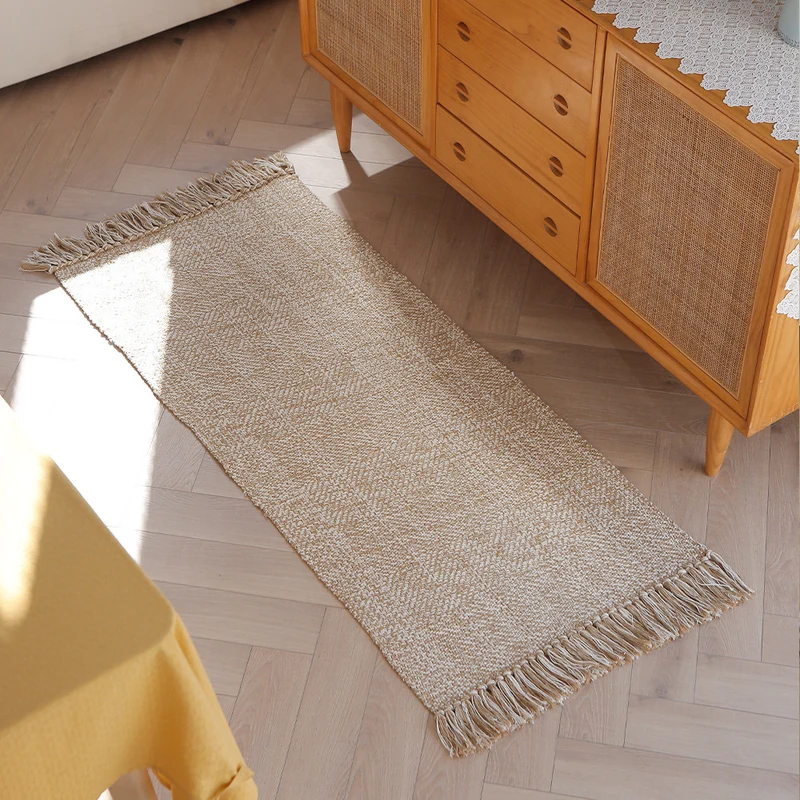 Handgewebter Tischläufer im Fischgratmuster mit dekorativen Fransen