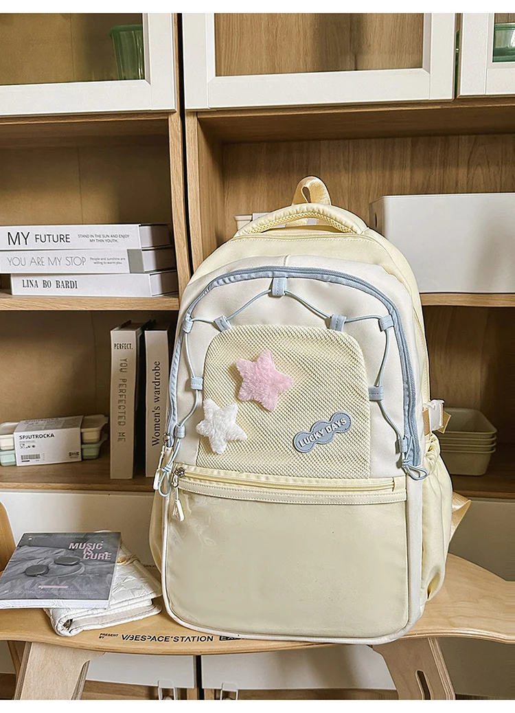 Kreativer Schulrucksack mit Sternenverzierung