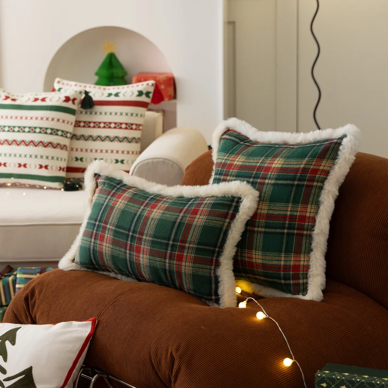 Traditionelles Tartan-Dekokissen mit flauschigem Kunstfellrand